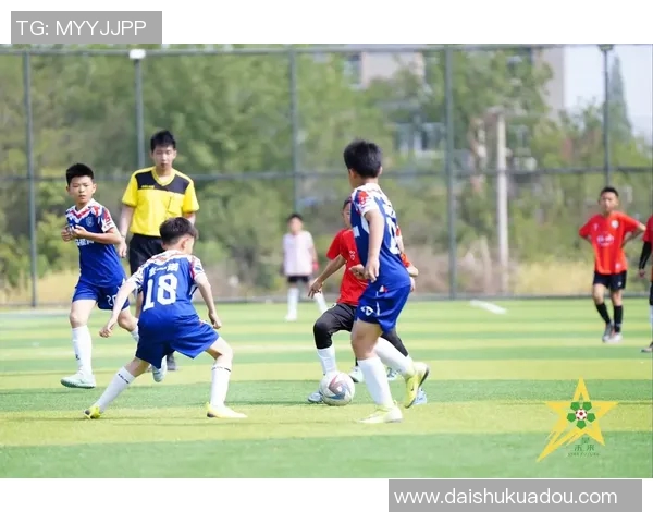 足球明星如何在不同场合对待粉丝展现出明显差别的现象探讨